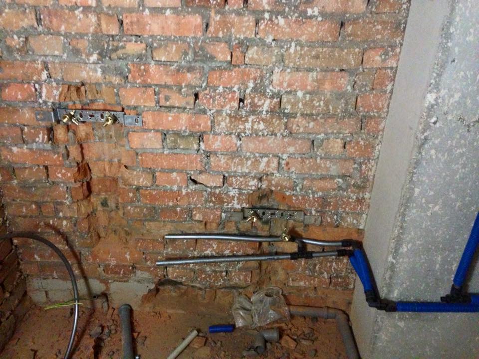 разводка водопроводных труб в штробе