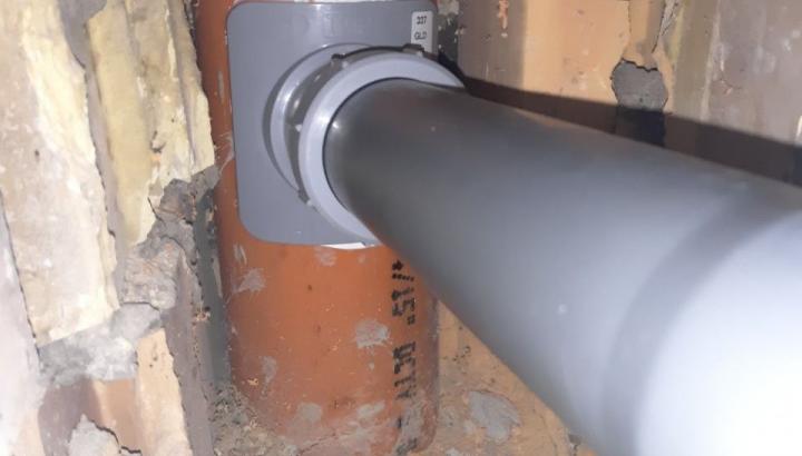 Строители забыли сделать слив для кухни. Устраняем проблему.