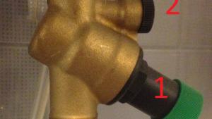 Как избежать прорыва труб и гибких шлангов в доме?